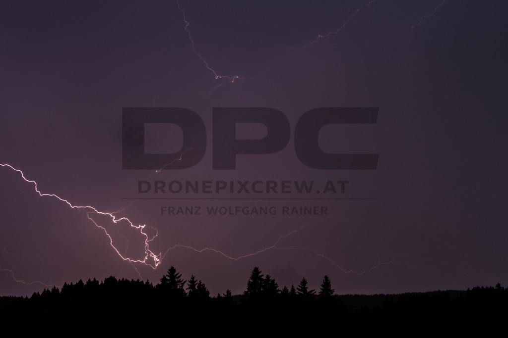 Blitze und Unwetter | Dramatische Gewitterstimmung mit Blitzen am Nachthimmel. Dunkle Wolken und intensive Lichtstimmungen zeigen die Kraft eines herannahenden Unwetters in eindrucksvoller Atmosphäre. - Realisiert mit Pictrs.com