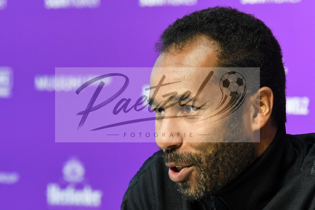 20200127_PKOSNA_0005 | Fußball, Herren: Trainer Daniel Thioune (VfL Osnabrück) schaut bei der Pressekonferenz des VfL Osnabrück am 27.01.2020 im Stadion an der Bremer Brücke in Osnabrück, Deutschland.(Foto von Nico Paetzel) - Realisiert mit Pictrs.com