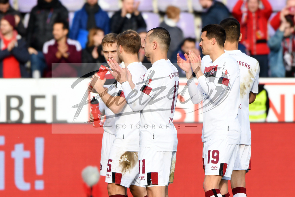 20200208_OSNFCN_0116 | Fußball, Herren: . Die Spieler vom 1. FC Nuernberg Schlussjubel, jubeln nach dem 0:1 Sieg waehrend des Spiels der 2. Bundesliga zwischen VfL Osnabrueck und 1. FC Nuernberg im Stadion an der Bremer Bruecke am 08.02.2020 in Osnabrueck, Deutschland.DFB / DFL REGULATIONS PROHIBIT ANY USE OF PHOTOGRAPHS AS IMAGE SEQUENCES AND/OR QUASI-VIDEO. - Realisiert mit Pictrs.com