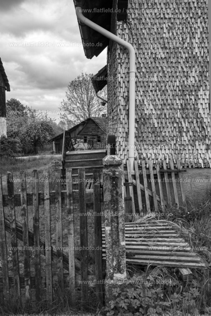 Verranzte Hausecke | Straßenfoto - Gesehenin der Rhön