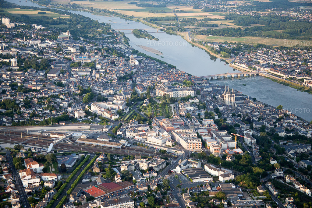 Aerial view: View of the town in Blois in the state Loir et Cher, France. – Photo: IMG_082501.jpg taken on 06/20/2015 by Werner Riehm/FLY-FOTO.com – Resolution of the original: 5472 x 3648 px