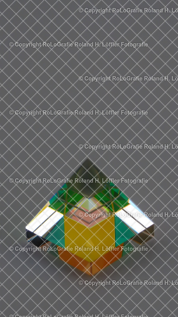 20241103-29 | Glaspyramide leuchtet in allen möglichen Farben - Realisiert mit Pictrs.com