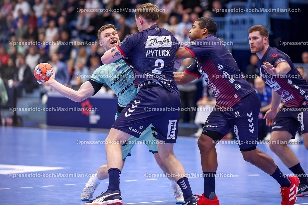 Gum11022501087 | 11.02.2025, Handball, European League - Hauptrunde Gruppe IV, VfL Gummersbach - SG Flensburg-Handewitt, Schwalbe-Arena: Kristjan Horzen (GUM #27) gegen Simon Pytlick (Flensburg-Handewitt #2)