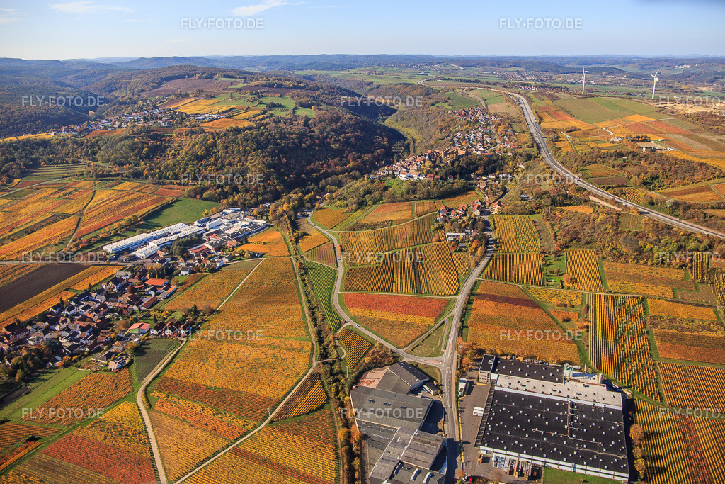 Ortsansicht von Osten vor der A6 zwischen herbstlich gefärbten Weinbergen | Luftbild: Ortsansicht von Osten vor der A6 zwischen herbstlich gefärbten Weinbergen in Neuleiningen im Bundesland Rheinland-Pfalz in Deutschland. Foto: IMG_123570.jpg vom 31.10.2020 durch Werner Riehm/FLY-FOTO.de - Realisiert mit Pictrs.com