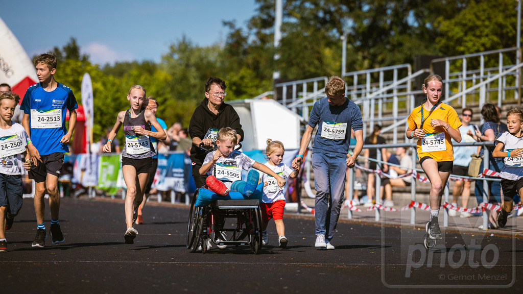 16. Hoywoj-CityLauf im Sportforum Hoyerswerda - 16.09.2023 | 555m Wohnungsgesellschaft-Familien-Flitzer-Lauf - Realisiert mit Pictrs.com
