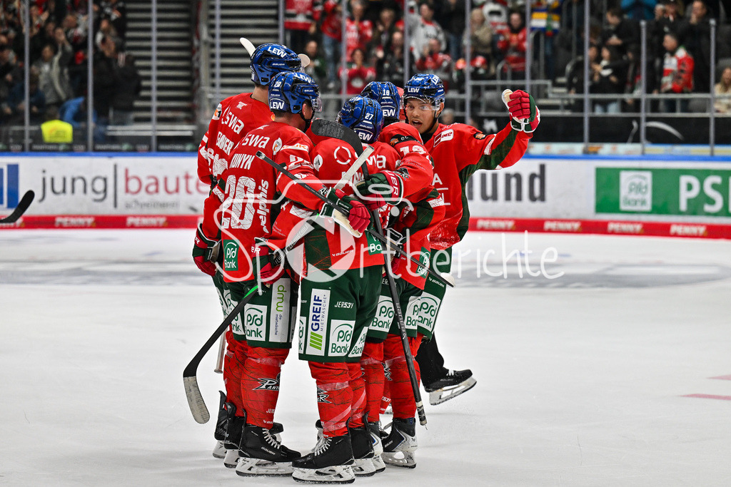 Augsburger Panther - Kölner Haie | Jubel der Panther nach dem Treffer zum 3-2 durch Riley DAMIANI (Augsburger Panther #19) / Tor / Torschuetze / Freude / Happy / DEL: Augsburger Panther - Kölner Haie; Curt Frenzel Stadion am 26.09.2025