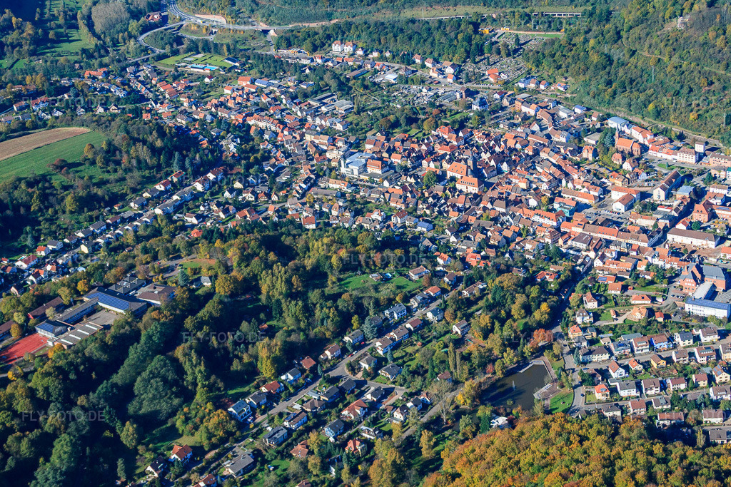 Luftbild: Barbarossastr in Annweiler am Trifels im Bundesland Rheinland-Pfalz in Deutschland. Foto: IMG_34628.jpg vom 26.10.2010 durch Werner Riehm/FLY-FOTO.deAuflösung des Originals: 4752 x 3168 px