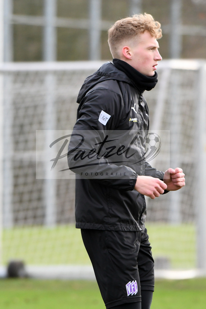 20200130_TRAOSN_0049 | Fußball, Herren: Simon Haubrock (VfL Osnabrueck) schaut waehrend der Trainingseinheit des VfL Osnabrueck im Sportpark Illoshoehe am 30.01.2020 in Osnabrueck, Deutschland. - Realisiert mit Pictrs.com