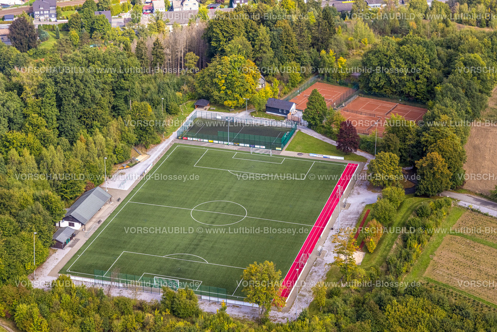 Bestwig220901934 | Luftbild, Sportplatz und Tennisplätze, Ostwig, Bestwig, Ruhrgebiet, Nordrhein-Westfalen, Deutschland