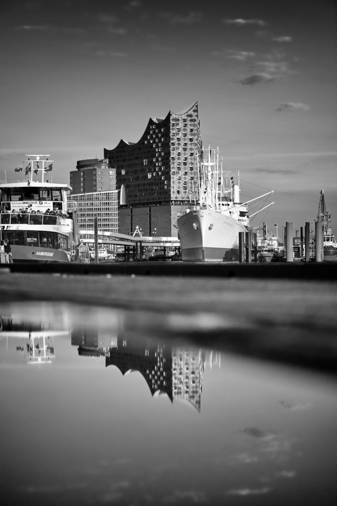 hamburg elbphilharmonie und cap san diego in schwarzweiss bild auf leinwand | Kaufen Sie Hamburg Bilder und Hamburg Fotos auf Leinwand, Acrylglas, Alu-Dibond, oder als Poster in Hamburgs großer Onlinegalerie. Elbphilharmonie Bilder, Hamburger Hafen, Speicherstadt, Alster und viel mehr.