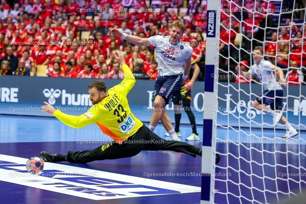 EHF24012603071 | 24.01.2026, Handball, Men's EHF EURO 2026, Deutschland - Norwegen, Jyske Bank Boxen in Herning, Dänemark, Main Round:  Martin Hernes Hovde (Norway #25) wirft den Ball auf das Tor von  Andreas Wolff (Germany #33) 