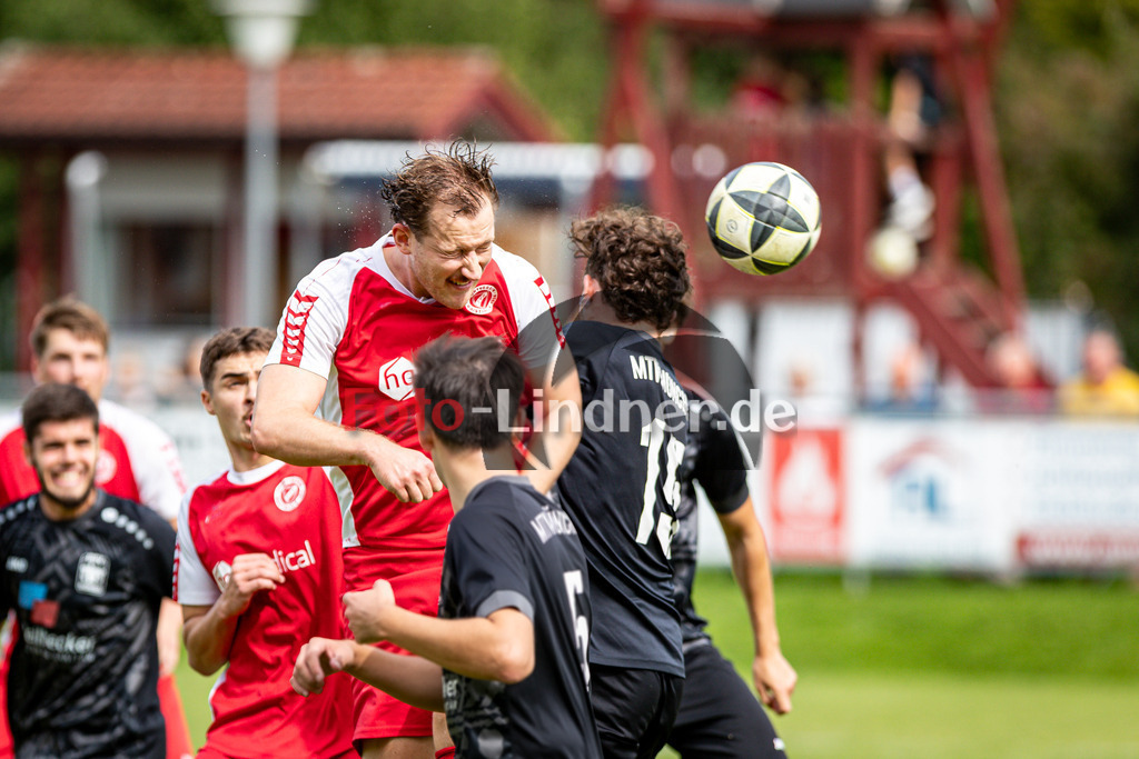 SV Raisting gegen MTV München | Fußball Herren Bezirksliga Oberbayern Süd 2025/26 9. Spieltag, SV Raisting gegen MTV München, 20250913,Kopfball von Hermann SIGL (SV Raisting 4) zum 1:0, Tor wurde als Eigentor gewertet, 2025-09-13 in Raisting (Raiffeisen Arena Raisting), Hermann SIGL (SV Raisting 4), Copyright: WolfgangxLindner www.foto-lindner.de