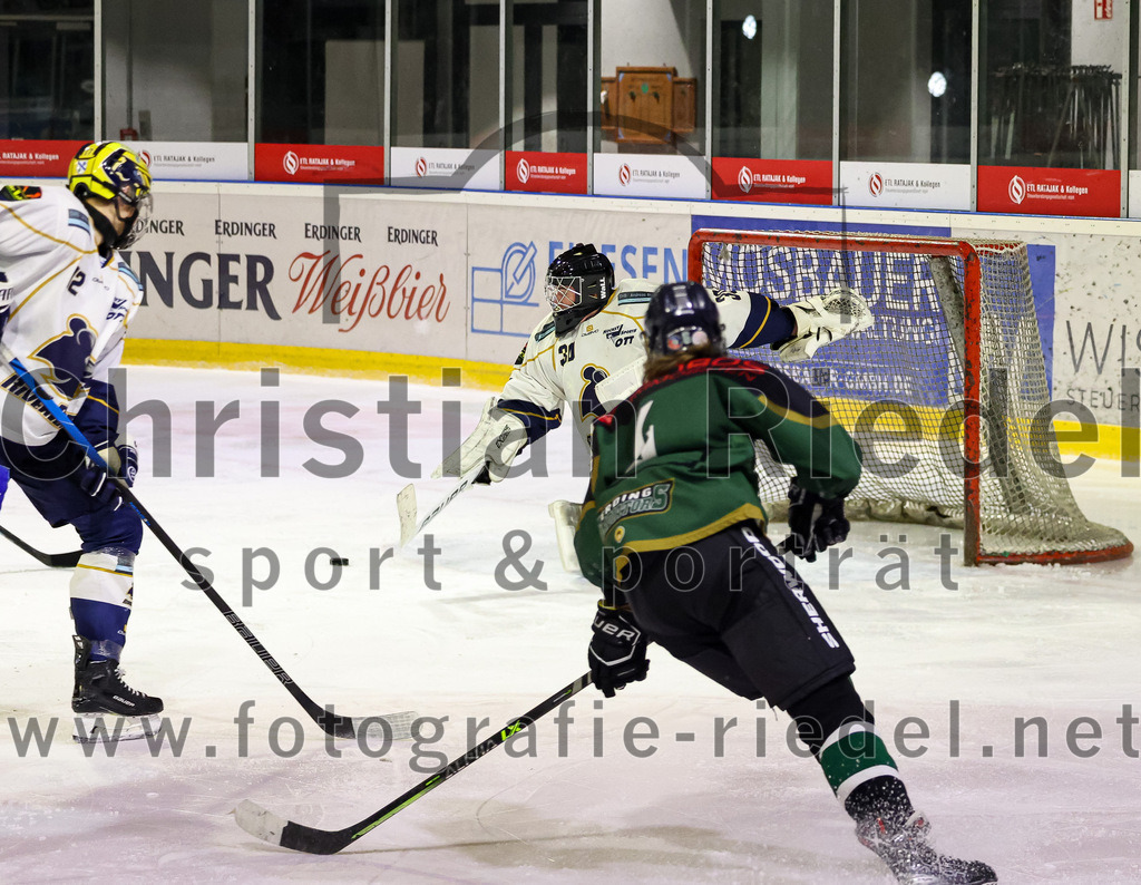 2022-11-26_069_TSV_Erding_gegen_ESC_Geretsried | Erding, Deutschland, 26.11.2022:
Eishockey, Bayernliga U20 2022 / 2023, xx. Spieltag, TSV Erding gegen ESC Geretsried, Endergebnis: 5:3

Matthias Hölzl (ESC Geretsried, #12), Torwart Jan Philipp Marco (ESC Geretsried, #30), Marek Schlammer (Erding Gladiators, #4)

Foto: Christian Riedel / fotografie-riedel.net