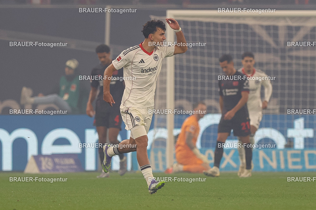 Bayer 04 Leverkusen vs Eintracht Frankfurt - Bundesliga  | Leverkusen, Deutschland, 12.09.25:   Can Yilmaz Uzun (Eintracht Frankfurt) Torjubel, jubelt nach seinem Treffer zum 2:1 waehrend des Spiels der Bundesliga zwischen  Bayer 04 Leverkusen vs Eintracht Frankfurt in der BayArena(Foto von Brauer-Fotoagentur / Adrian Schlueter)