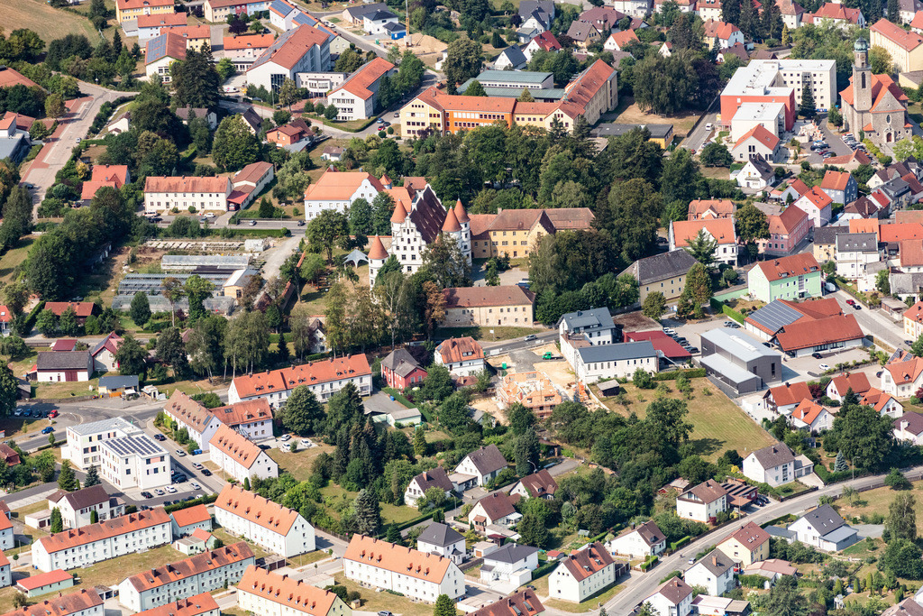 dr__0015479.jpg | VOHENSTRAUß 03.08.2018 Ortsansicht der Straßen und Häuser der Wohngebiete in Vohenstrauß im Bundesland Bayern, Deutschland. // Town View of the streets and houses of the residential areas in Vohenstrauss in the state Bavaria, Germany. Foto: Daniel Reiter