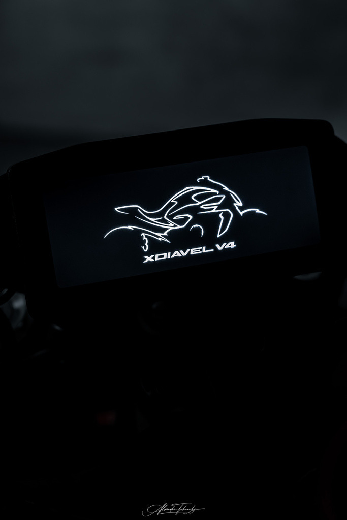 Ducati xDivael V4 | Entdecken Sie die faszinierende Welt von Alexander Tschuncky Arts: Kreative Fotografie, atemberaubende Automobilkunst und hochwertiger Bilderdruck. Lassen Sie sich inspirieren! - Realisiert mit Pictrs.com