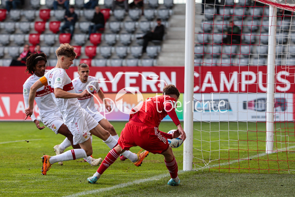FC Bayern Muenchen U19 - VfB Stuttgart U19 | Paul WANNER (FCB #7) kann den Ball nicht mehr vors Tor bringen