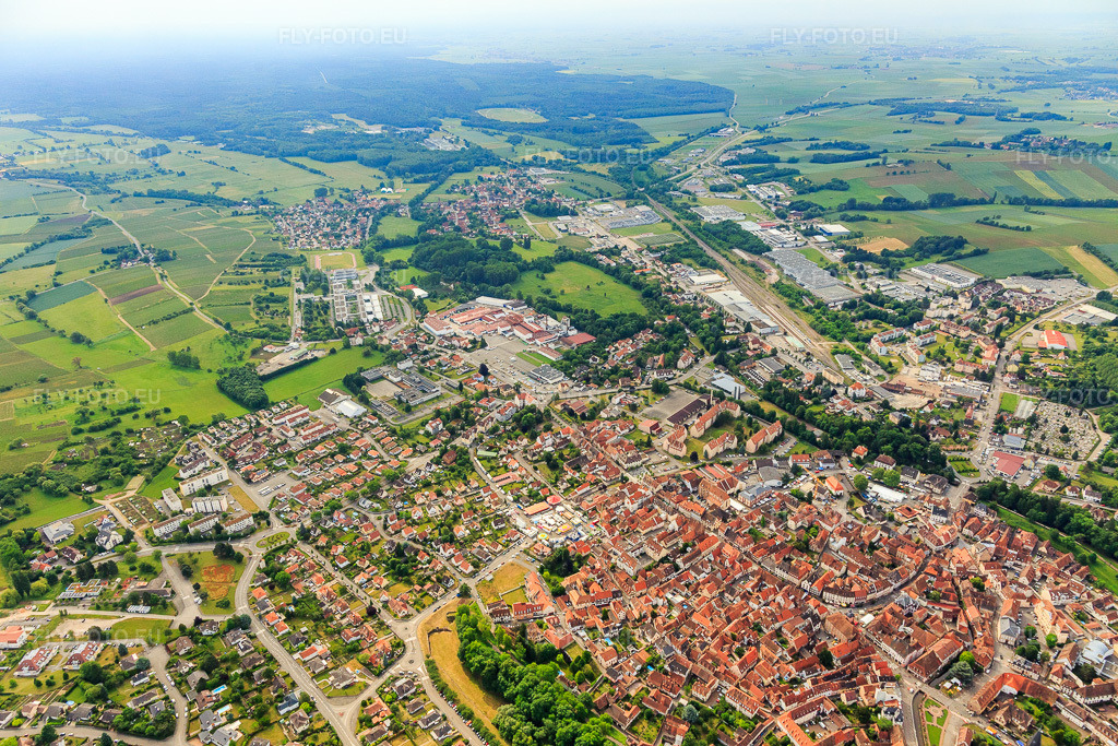 Vue aérienne: Vue d'ensemble de la ville depuis l'ouest à Wissembourg dans le département Bas Rhin, France – .Photo: IMG_100693.jpg prise le 05/06/2017 par Werner Riehm/FLY-FOTO.eu – Résolution de l'original: 5472 x 3648 px