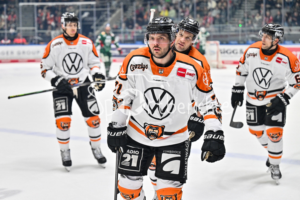 Augsburger Panther - Grizzlys Wolfsburg | AUGSBURG, GERMANY - 15. MARCH: Jubel der Gäste nach dem Treffer zum 1-2 durch Justin FESER (Grizzlys Wolfsburg 71) / Tor / Torschuetze / Freude / Happy während dem Match zwischen den Augsburger Panthern und den Grizzlys Wolfsburg am 52. Spieltag der Penny DEL im Curt Frenzel Stadion