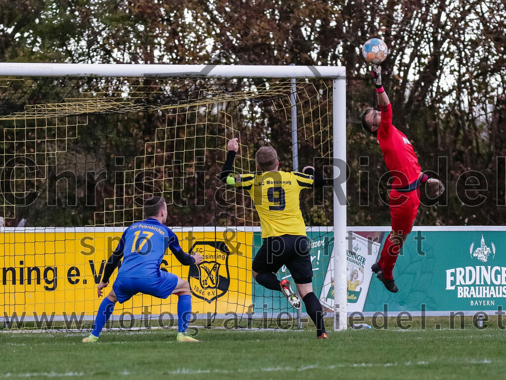 2023-11-11_052_FC_Moosinning_gegen_TSV_Peterskirchen | Moosinning, Deutschland, 11.11.2023:
Fußball, Bezirksliga Oberbayern Ost 2023 / 2024, 17. Spieltag, FC Moosinning gegen TSV Peterskirchen, Endergebnis: 5:0

Thomas Maier (TSV Peterskirchen, #17), Peter Werndl (FC Moosinning, #9), Torwart Markus Mittermaier (TSV Peterskirchen, #1)

Foto: Christian Riedel / fotografie-riedel.net