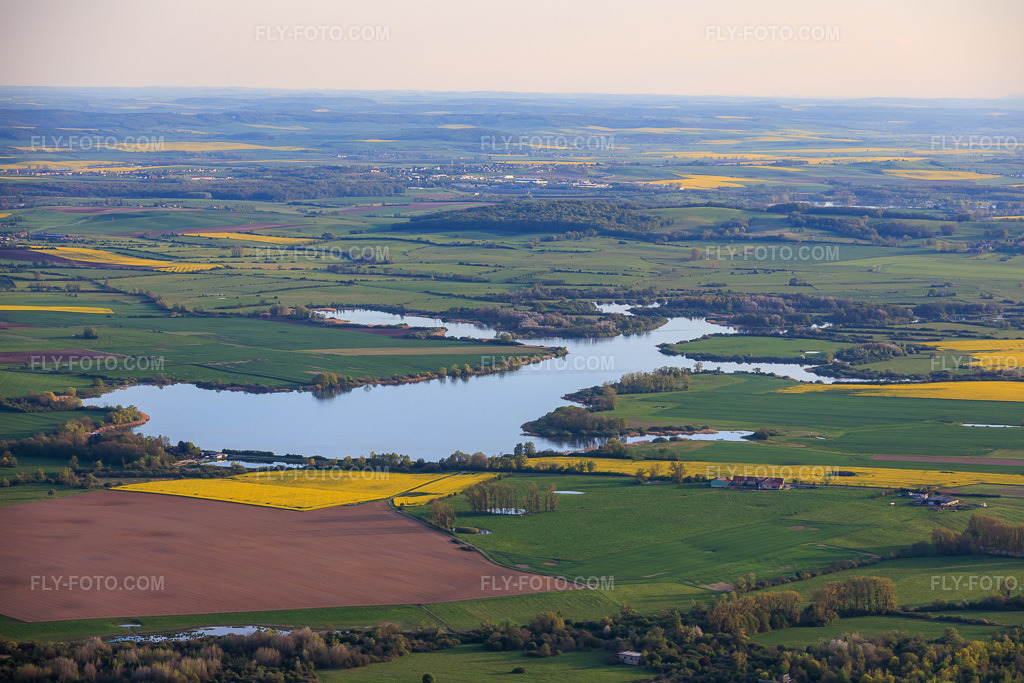 Aerial view: Etang Du Bischwald nature reserve in Bistroff in the state Moselle, France.Photo: IMG_154316.jpg taken on 04/17/2026 by Werner Riehm/FLY-FOTO.comResolution of the original: 6000 x 4000 px