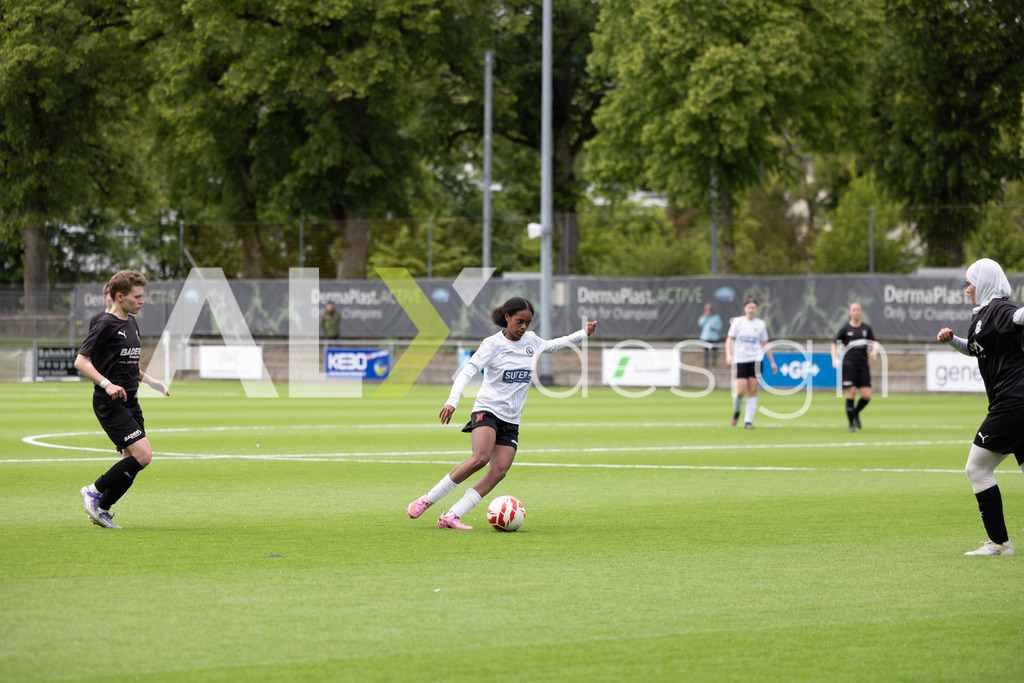 Fußball I Frauen I Saison 2025-2026 I Frauen 3. Liga | FVRZ Gruppe 2 | 18. Spieltag I Spielvereinigung Schaffhausen Damen 1 - Team Furttal Zürich I 17.05.2026 | Hochwertige Sportfotos kaufen & lizenzieren für Medien, Vereine, Agenturen & Sportler:innen. Entdecke professionelle Sportfotografie im Bildshop von Alexander Franzen. - Realisiert mit Pictrs.com