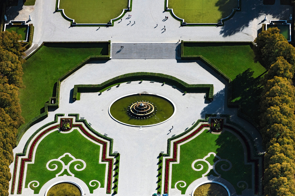 dr__0092592.jpg | CHIEMSEE 01.10.2021 Parkanlage im Schlosspark von Herrenchiemsee in Chiemsee im Bundesland Bayern, Deutschland. // Park of im Schlosspark von Herrenchiemsee in Chiemsee in the state Bavaria, Germany. Foto: Daniel Reiter