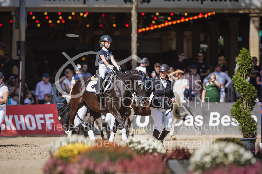 230910_OWLCh_Führzügel-125 | Deine schönsten Turniermomente als professionelle Fotos! Entdecke hochwertige Pferdesport-Fotografie im Online-Shop. Jetzt Fotos finden & bestellen!