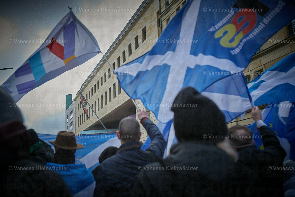#IndyBerlin23 - Demonstration für schottische Unabhängigkeit | Rund 60 Personen ziehen am 11.03.2023 mit einer Demonstration vom Brandenburger Tor an der Britischen Botschaft vorbei zum Roten Rathaus, um die Unabhängigkeit Schottlands zu fordern.

On March 11, 2023, approx. 60 people rally in support of the Scottish independence, marching from Brandenburg Gate via the British Embassy to the Red Town Hall.  - Realisiert mit Pictrs.com