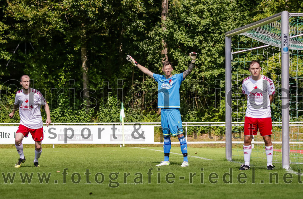 2023-08-26_005_TSV_Ebersberg_gegen_TSV_Oberpframmern | Ebersberg, Deutschland, 26.08.2023:
Fußball, Kreisliga 2023 / 2024, 2. Spieltag, TSV 1877 Ebersberg gegen TSV Oberpframmern, Endergebnis: 5:1

Florian Lechner (TSV Oberpframmern, #6), Torwart Ludwig Huber (TSV Oberpframmern, #1), Tobias Leidl (TSV Oberpframmern, #8)

Foto: Christian Riedel / fotografie-riedel.net