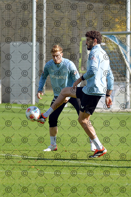 RGE_6455c | Hertha BSC, 2.Bundesliga, Herren, Saison 2025/26, Training, Montag 13.10. 2025,  im Bild von li.  Julian Eitschberger (Hertha BSC),  Agustin Rogel ( Hertha BSC ), Fotograf:  Ralf Gebhardt - Realisiert mit Pictrs.com