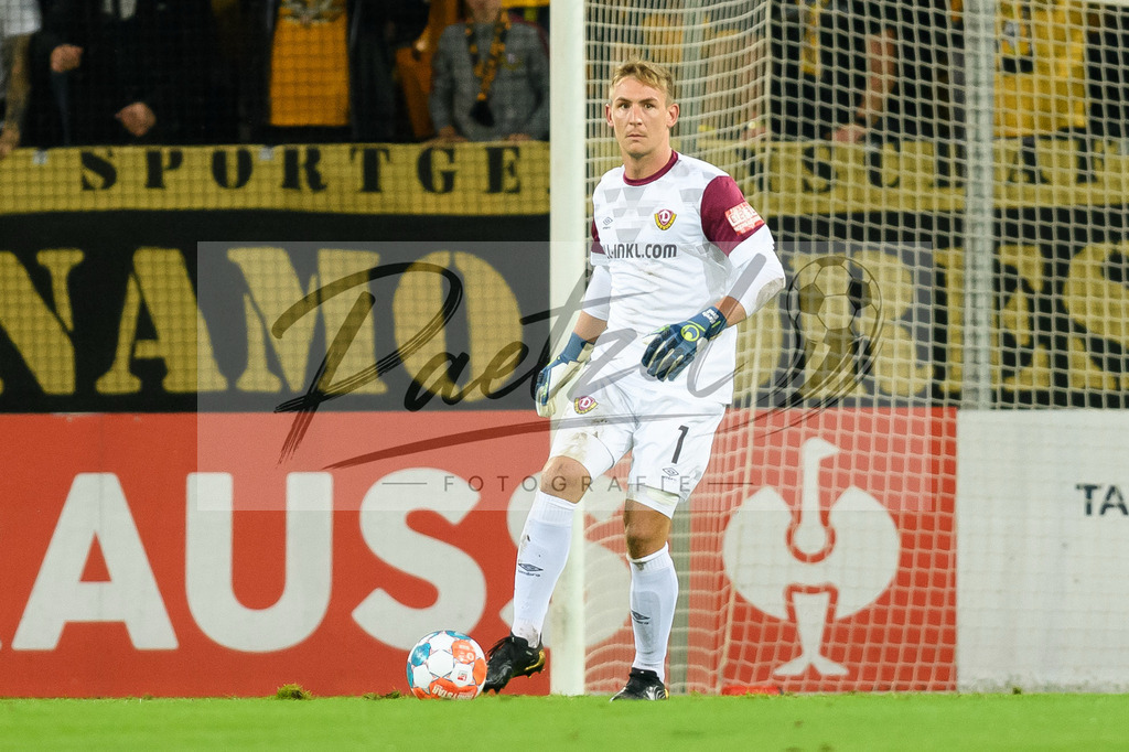 DREPAD20210806_102 | Fussball, Herren: Torwart Kevin Broll (SG Dynamo Dresden) in Aktion, am Ball, Einzelaktion beim Spiel der 1. Runde im DFB-Pokal zwischen SG Dynamo Dresden und SC Paderborn 07 im Rudolf-Harbig-Stadion am 06.08.2021 in Dresden, Deutschland.DFB / DFL REGULATIONS PROHIBIT ANY USE OF PHOTOGRAPHS AS IMAGE SEQUENCES AND/OR QUASI-VIDEO. - Realisiert mit Pictrs.com