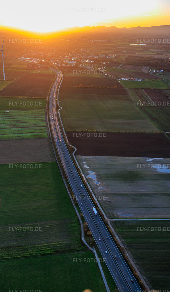 Luftbild: Verlauf der B9 nach Südwesten am Abend in Schwegenheim im Bundesland Rheinland-Pfalz in Deutschland. Foto: IMG_151421.jpg vom 18.11.2025 durch Werner Riehm/FLY-FOTO.de