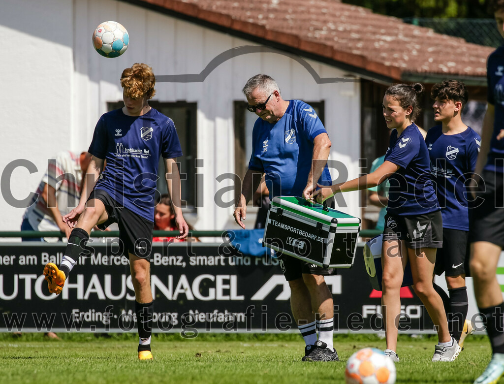 2023-08-12_130_FC_Langengeisling_gegen_ESV_Freilassing | Erding, Deutschland, 12.08.2023:
Fußball, Bezirksliga Oberbayern Ost 2023 / 2024, 4. Spieltag, FC Langengeisling gegen ESV Freilassing, Endergebnis: 2:1

Maximilian Wägner (FC Langengeisling, #8)

Foto: Christian Riedel / fotografie-riedel.net