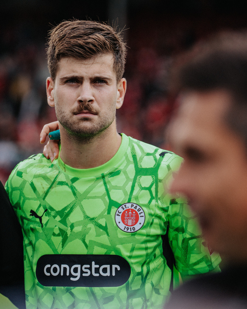 FCSP_YD-03539 | Der offizielle Shop für FC St. Pauli Fotos. Wähle aus Spielszenen & Fanmomenten dein FCSP Wunschformat. Wir liefern Millerntor-Atmosphäre.