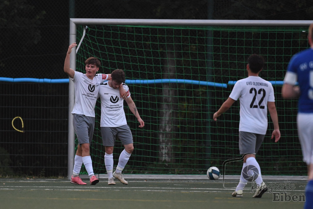GVO Oldenburg 2-SV GOTANO | Herren Kreisliga; GVO Oldenburg 2 (weiß)-SV GOTANO (blau) am 15.08.2025 in Oldenburg (Sportanlage GVO); Photo: Philip Eiben 2025 - Realisiert mit Pictrs.com