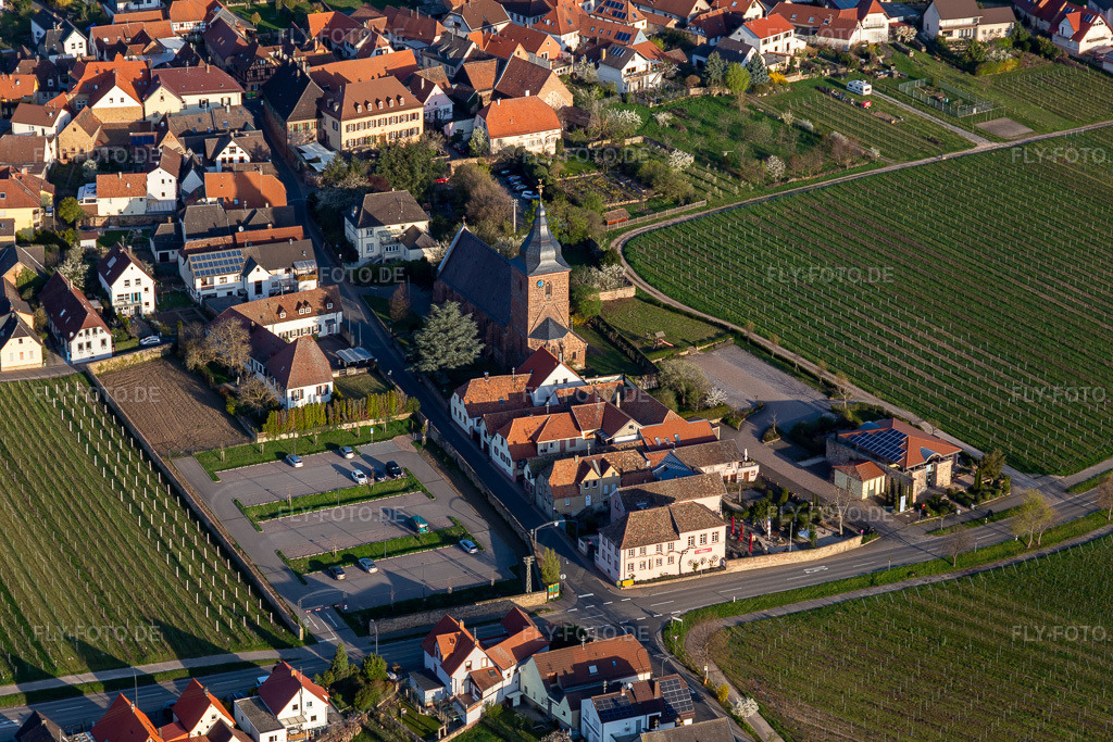 Luftbild: Katholischen Pfarrkirche Maria Heimsuchung, Das Weinhaus Vinothek Meßmer, Ritterhof zur Rose in Burrweiler im Bundesland Rheinland-Pfalz in Deutschland. Foto: IMG_126290.jpg vom 04.04.2021 durch Werner Riehm/FLY-FOTO.de