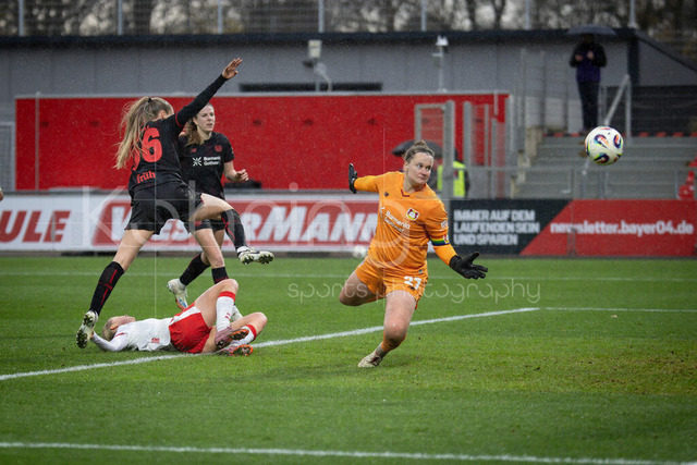 Frauen Fußball-Bundesliga; Bayer 04 Leverkusen - RB Leipzig, 06.12.2025 | Friederike Repohl (Bayer 04 Leverkusen, 27) muss nicht eingreifen; Bayer 04 Leverkusen - RB Leipzig an Spieltag 12 der Google Pixel Frauen-Bundesliga am 06.12.2025 im Ulrich-Haberland-Stadion in Leverkusen (Nordrhein-Westfalen). DFL REGULATIONS PROHIBIT ANY USE OF PHOTOGRAPHS AS IMAGE SEQUENCES AND/OR QUASI-VIDEO.