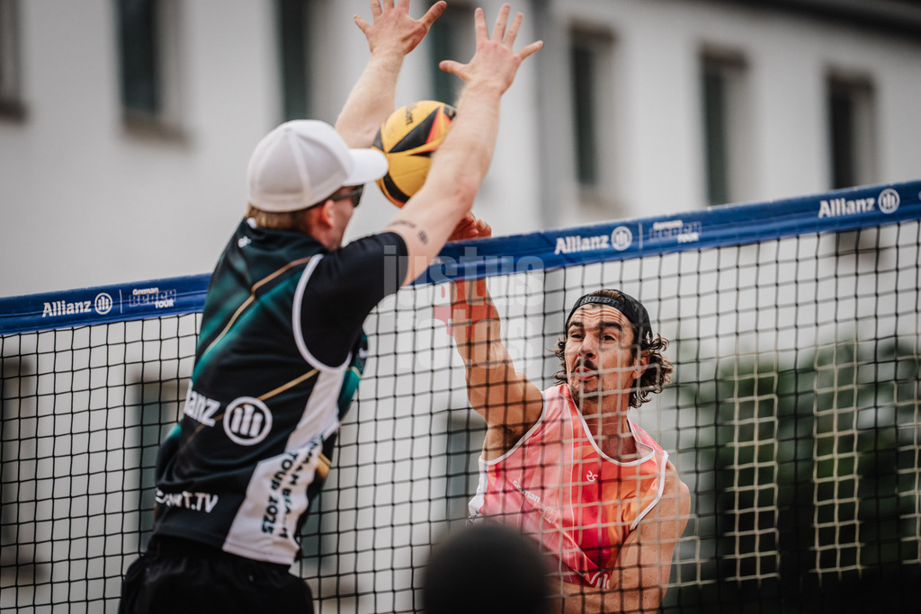 Beachvolleyball | Männer | Allianz German Beach Tour 2025 | Tourstop Berlin | 22.08.2025 | rechts Jannik Kühlborn beim Angriff gegen links Philipp Huster