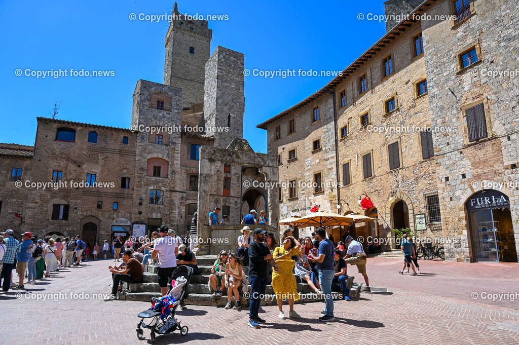 Italien_ Toskana_ San Gimignano_ 31.05.2024-119 | 31.05.2024, Italien, ITA, Toskana, San Gimignano im Bild Stadtansichten Gebäude, Architektur, Touristen, Historisch, Souvenir, Ansichten der berühmten Stadt San Gimignano in der Toskana-Italien - View of the famous town San Gimignano in Tuscany-ItalySan Gimignano ist eine italienische Kleinstadt in der Toskana mit einem mittelalterlichen Stadtkern. San Gimignano wird auch die Stadt der Türme genannt. Die Stadt liegt in der Provinz Siena. Sie gehört neben Florenz, Siena und Pisa zu den von Touristen meist besuchten Zielen in der Toskana.