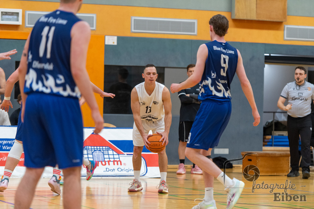 Wattworms Edewecht-Lions Ofenerdiek | Wattworms Edewecht (weiß)-Lions Ofenerdiek (blau) am 22.02.2026 in Edewecht (Heinz-zur-Jührden-Halle); Photo: Philip Eiben 2025 - Realisiert mit Pictrs.com