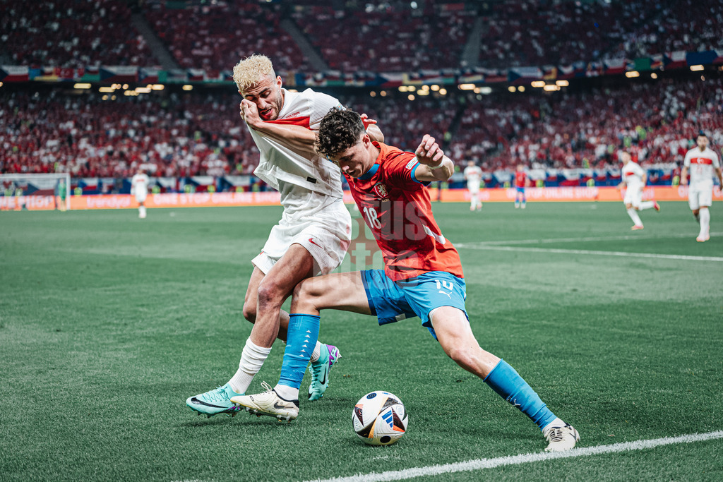 Fußball | Herren | UEFA-Fußball-Europameisterschaft 2024 | Gruppe F | Tschechien vs. Türkei | 26.06.2024 | v.l. Baris Yilmaz (#21, Türkei) gegen Ladislav Krejci (#18, Tschechien)