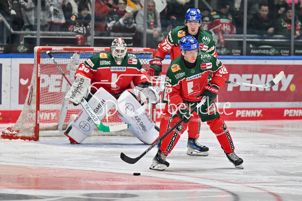 Augsburger Panther - Düsseldorfer EG | klaert vor dem eigenen Tor - Mark ZENGERLE (Augsburger Panther #89) / DEL: Augsburger Panther - Düsseldorfer EG, Curt Frenzel Stadion am 13.12.2024
