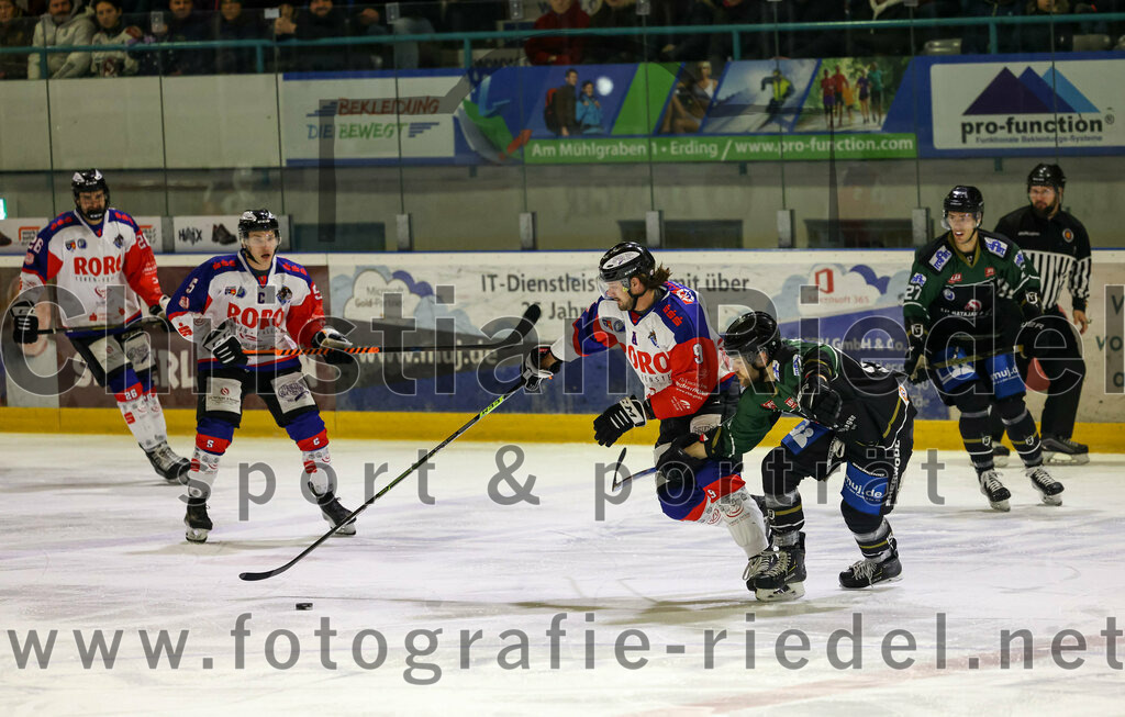 2023-01-22_025_Eishockey_TSV_Erding_gegen_ESC_Dorfen | Erding, Deutschland, 22.01.2023:
Eishockey, Bayernliga 2022 / 2023, 29. Spieltag, TSV Erding gegen ESC Dorfen, Endergebnis: 6:2

Christian Göttlicher (ESC Dorfen, #5), Thomas Vrba (ESC Dorfen, #9), Elias Maier (Erding Gladiators, #15)

Foto: Christian Riedel / fotografie-riedel.net