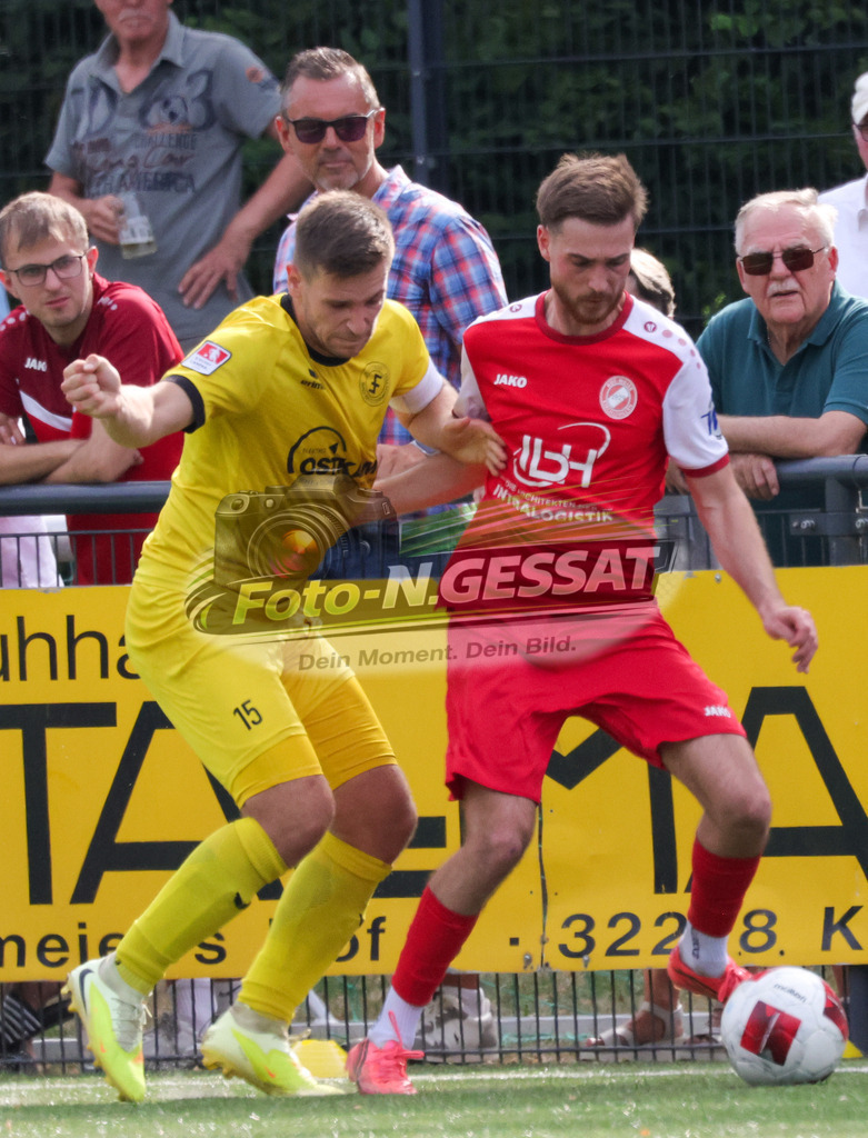 FC RW Kirchlengern - SuS Bad Westernkotten | Auf dem Bild zu sehen: Rot FC RW Kirchlengern: Levin Güzelel ; gelb SuS Bad Westernkotten: Lukas Traufetter FC RW Kirchlengern, SuS Bad Westernkotten, Saison 26/27, Westfalenliga, Kirchlengern, Deutschland - Realisiert mit Pictrs.com