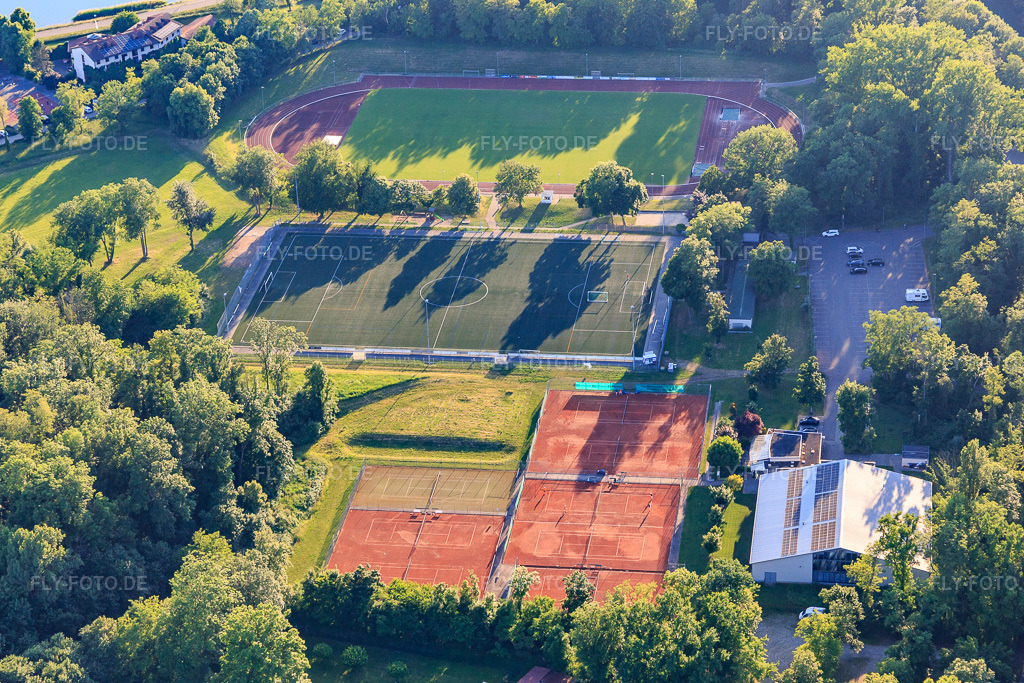 Luftbild: Sportplätze des Tennis-Club Breisach e.V. und Waldstadion des SV Breisach in Breisach am Rhein im Bundesland Baden-Württemberg in Deutschland.Foto: IMG_147818.jpg vom 30.05.2025 durch Werner Riehm/FLY-FOTO.deTennisclub BreisachZurücksetzen