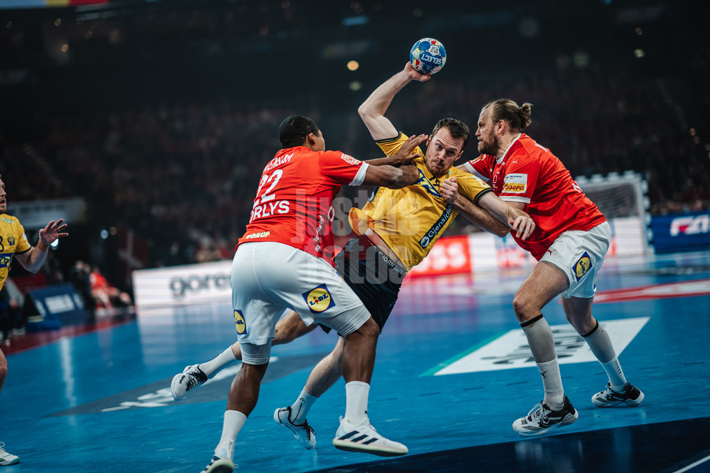 Handball | Herren | EHF EURO 2024 | European Championshop Men 2024 Final Tournament | Dänemark vs. Schweden | 19.01.2024 | v.l. Mads Mensah Larsen (#22, Dänemark, DEN), Felix Claar (#19, Schweden, SWE) und Henrik Mollgaard Jensen (#21, Dänemark, DEN)