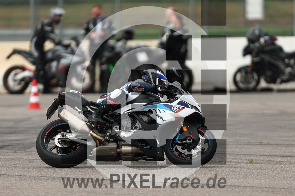 top-20250615_00762 | Schöne Erinnerungen an spannende Momente - das festzuhalten ist unser Job. PIXELrace.de ist seit 2003 auf den Rennstrecken Europas unterwegs um die Action draußen beim Fahren und die wunderbare Stimmung imm Fahrerlager für euch einzufangen.