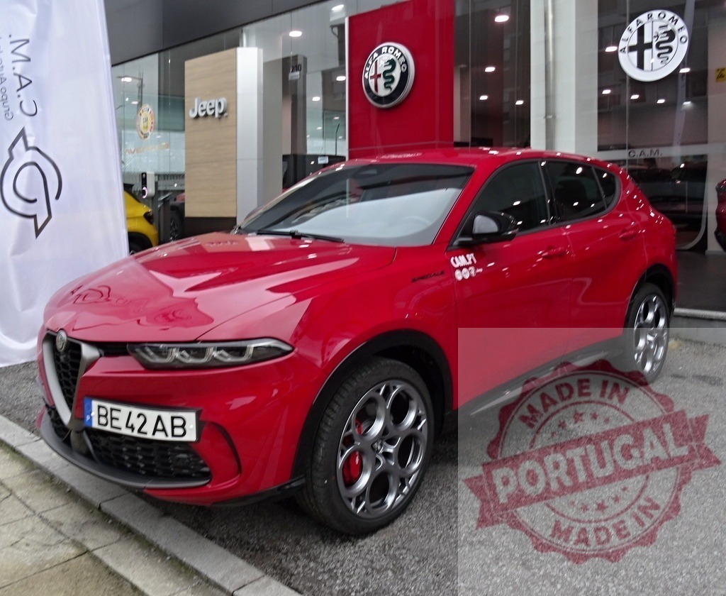 Red Alfa Romeo Tonale SUV parked at dealership | Red Alfa Romeo Tonale compact crossover presenting modern Italian car design outside a brand dealership - Realisiert mit Pictrs.com
