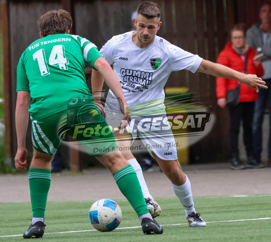 SC Bünde - TuS Tengern | Auf dem Bild zu sehen: weiß SC Bünde: Christian Selmke ; grün TuS Tengern: Tom Cedric Blümel SC Bünde, TuS Tengern, Saison 25/26, Bezirksliga, Hunnebrock, Deutschland - Realisiert mit Pictrs.com